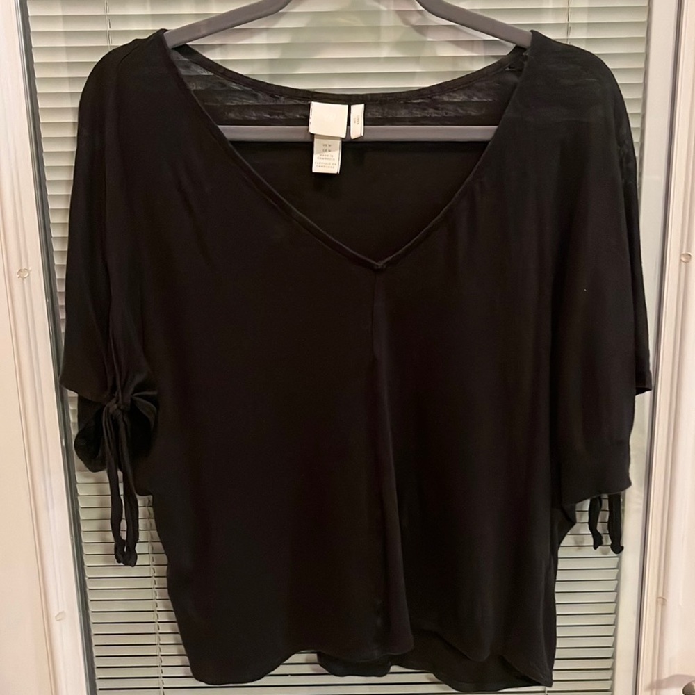 H&M size medium Black with 4 inch keyhole slits on the arm with dangling ties